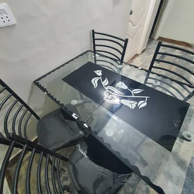 Dinning table new condiition For Sale