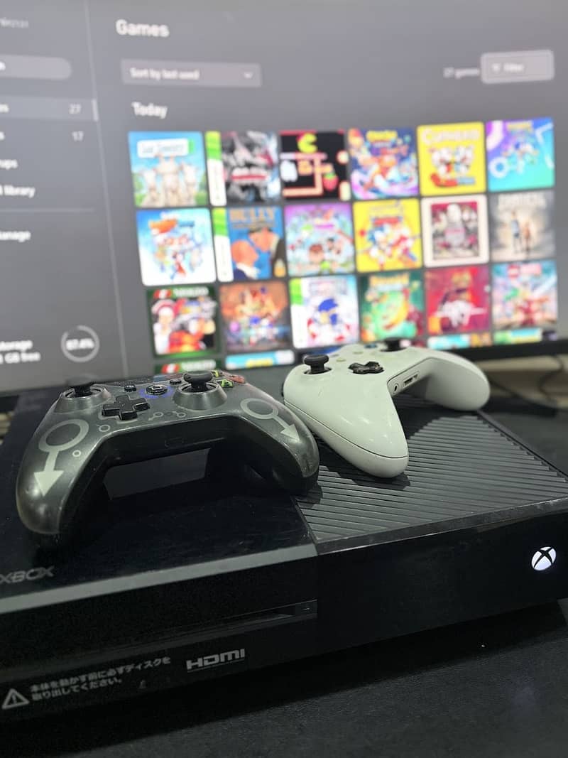 Xbox One with 2 Wireless Controllers 0