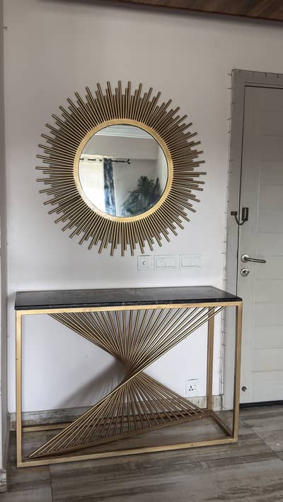 Selling cz of shifting. Mirror and console orignal not copy