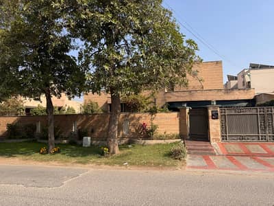2 KANAL ELEGANT AND OLD FULLY MAINTAINED SUPER HOT LOCATED BUNGALOW IS AVAILABLE IN THE BEST BLOCK OF DHA LAHORE.