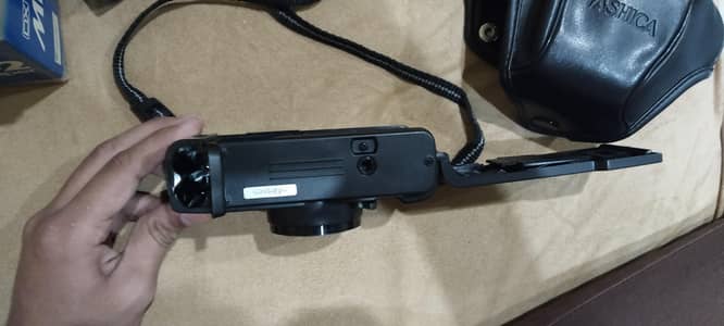 yashica reel camer with box and leather cover 10/ 10 condition