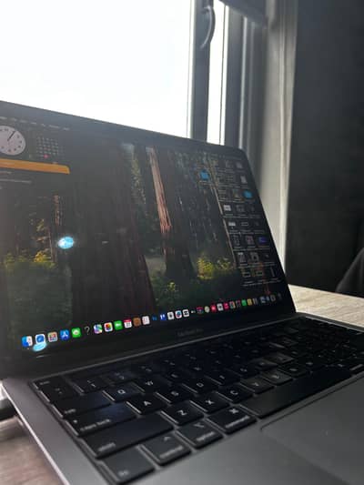 MacBook Pro 2020 13” i5 8GB 256GB Touch Bar Space Grey – Excellent