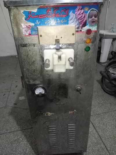 آئس کریم مشین سنگل لیور ھےجس بھائی کو چاہیے وہ رابطہ کرئے