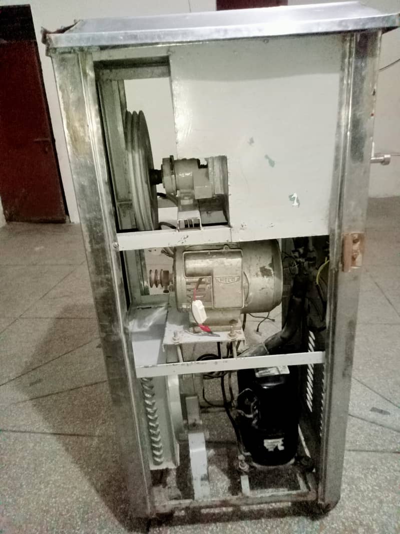 آئس کریم مشین سنگل لیور ھےجس بھائی کو چاہیے وہ رابطہ کرئے 4