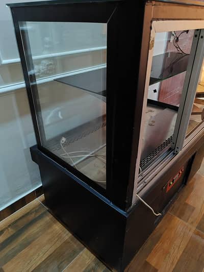 chilled counter for cakes/pastries etc