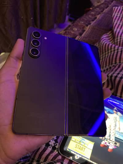Sumsung galxy fold Z5 12RRAM 256GB “2 months  SIM time “
