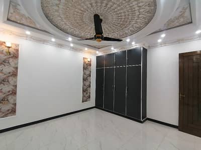 House For Grabs In 1 Kanal LDA Avenue