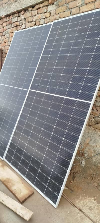 2 solar panels of 585 and 595 W