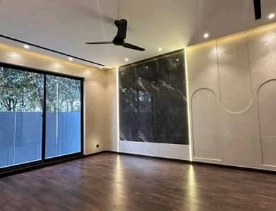 House In DHA Phase 8 - Ex Air Avenue Sized 10 Marla Is Available