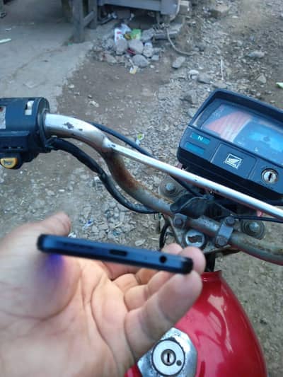 colre black 6 128. box Sath or charger hai