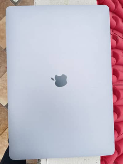 Mac book pro 2019 16 inch 10/10 condition 2.5 hour + battery timing