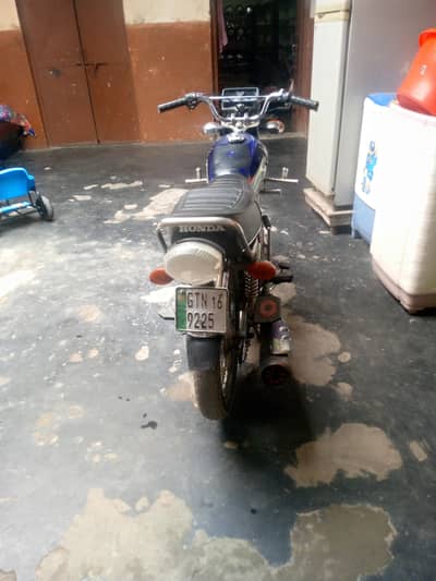 family uss bike inghin ka koi Kam nehe