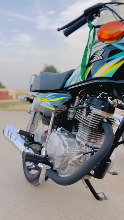 Honda 125 new condition 10/10 black color 03237420373 whatsabb