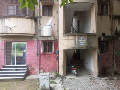 Flats pr Sfai and lonadry boy ki zrorat he