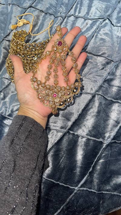 Its a heavy birdal or wedding set you can wear it with any formal dre