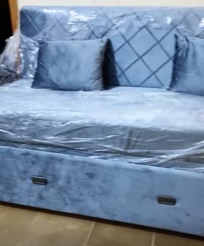 Sofa combed 100% one day used 10 year gurantee