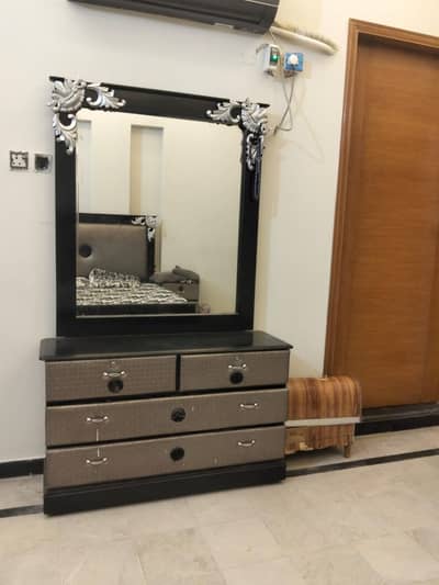 Dresing & Tarpai Set. (3 Table) With 12 MM Glass 10/10 Condition