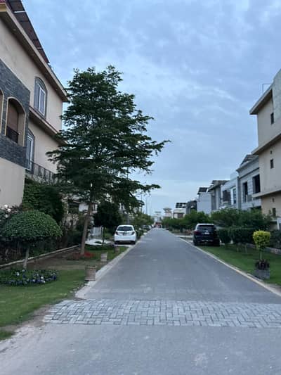 5 MARLA HOT LOCATION PLOT BETWEEN HOUSES