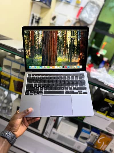 MacBook pro 2020 (13-inch) core i7 32/512