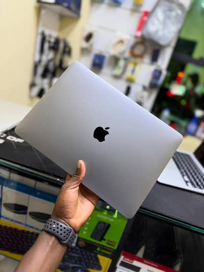 MacBook pro 2020 (13-inch) _ core i7 32/1tb