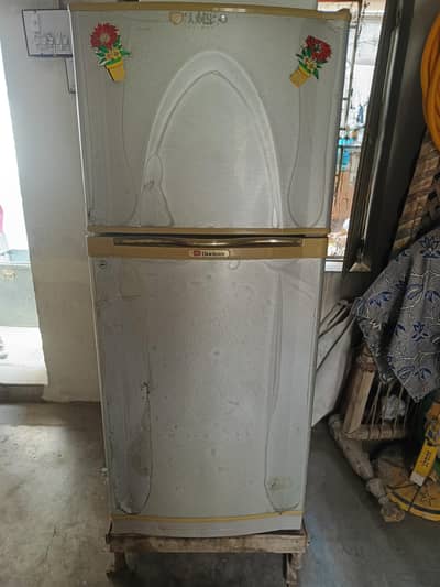 Dawlance fridge Medium size without inverter last year gas fill karwai