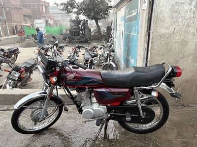 Honda 125 24 model total genuine single person use all ok red colour