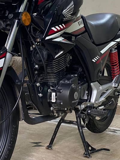 New motorcycle, in showroom condition, very lightly used Aدi.