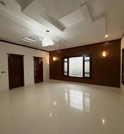 In DHA Phase 4 House For sale Sized 300 Square Yards