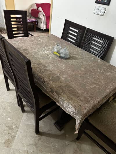 Dining table for sale. .