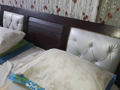 selling king size bed in just 12k without matters