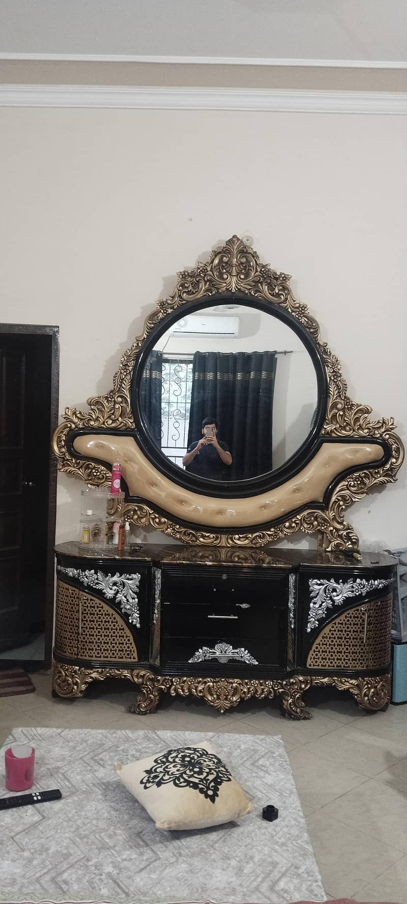 bed set and dressing table 0