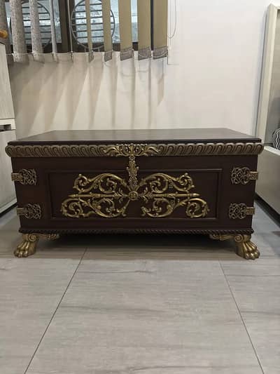 Beautiful antique style coffee table - Living Room - Lounge - Bedroom