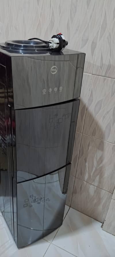 Pel water dispenser