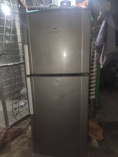 new li ha is liye purni bech ray hain 1 dafa bs gas change krwai ha