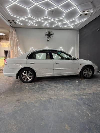 Honda civic oriel white color