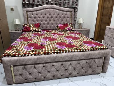 Bedroom set Queen size 6"5 ft x 6" with Dressing Table and Side Tables