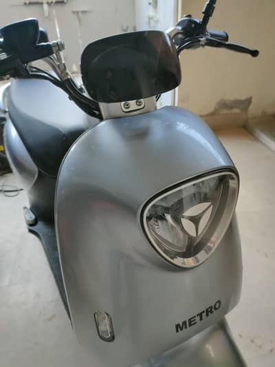 Metro Yadea M6 scooty bike