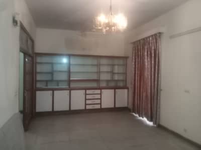 Umer block allama iqbal town 10 marla uper portion for rent in prime location