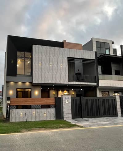 10 Marla Beautiful House with Modern Front Elevation - Citi Housing