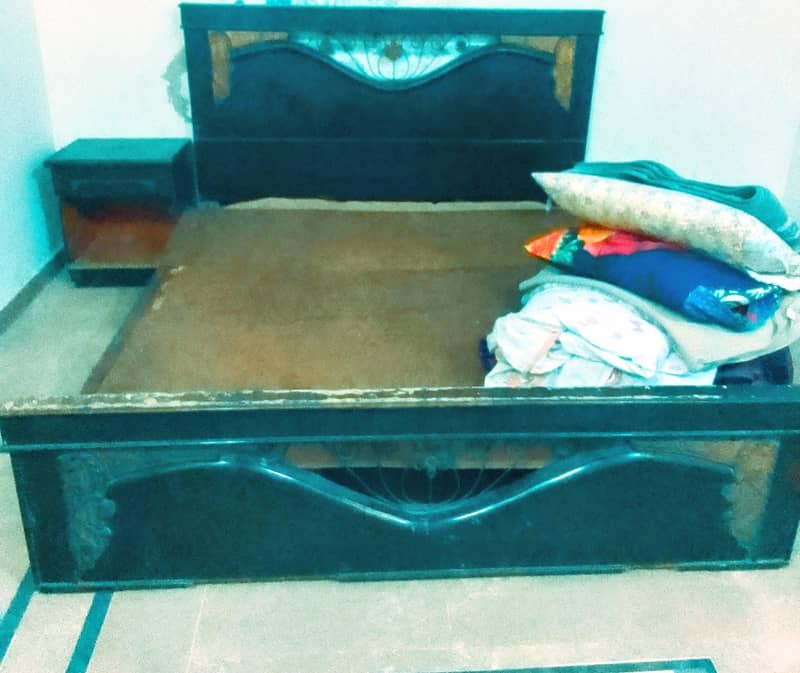 ،کنگ سائز بیڈ سیٹ، ڈریسنگ ٹیبل اور ایک دراز کے ساتھ ۔۔مناسب کنڈیشن 0