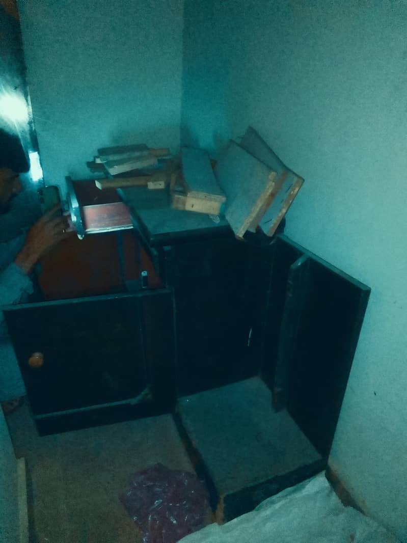 ،کنگ سائز بیڈ سیٹ، ڈریسنگ ٹیبل اور ایک دراز کے ساتھ ۔۔مناسب کنڈیشن 3