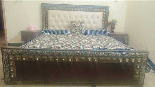 use double bed with side tables