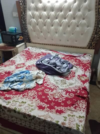 bed set and dressing table