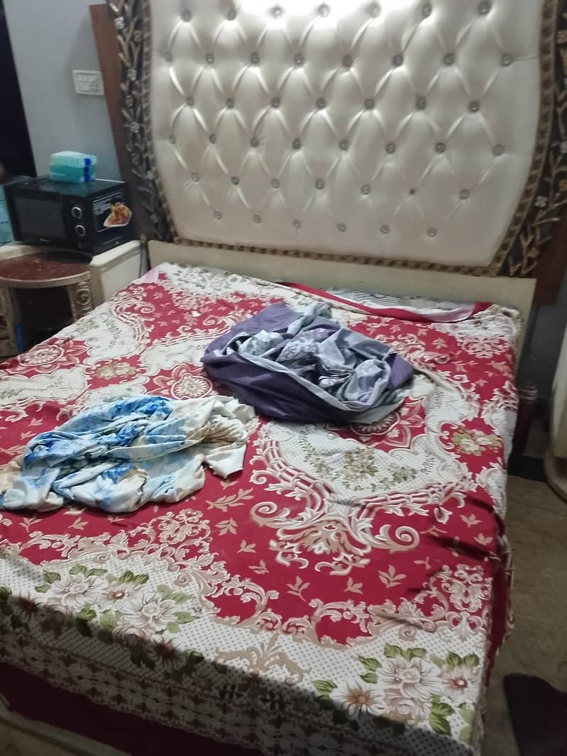 bed set and dressing table 0