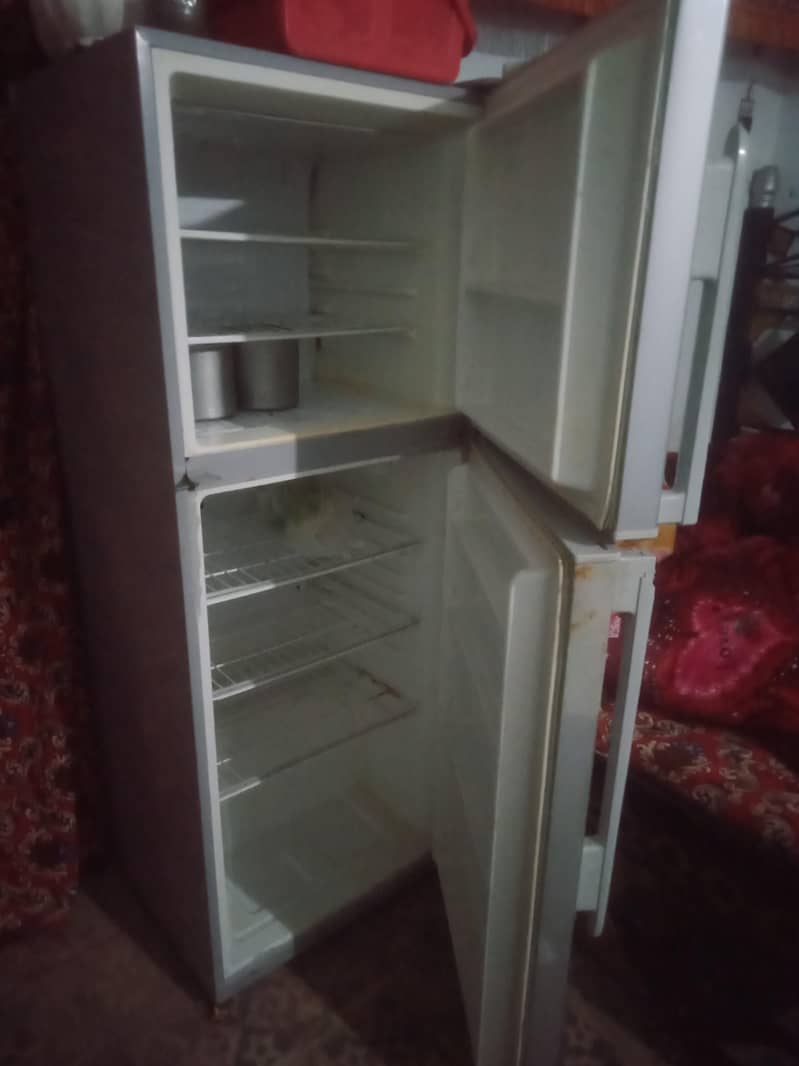 گھریلو استعمال کے لیے اچھا فرج ہے کنڈیشن10+10چک وارنٹی کے ساتھ 1