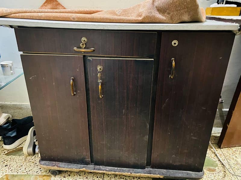 الماری اور استری اسٹینڈ 1