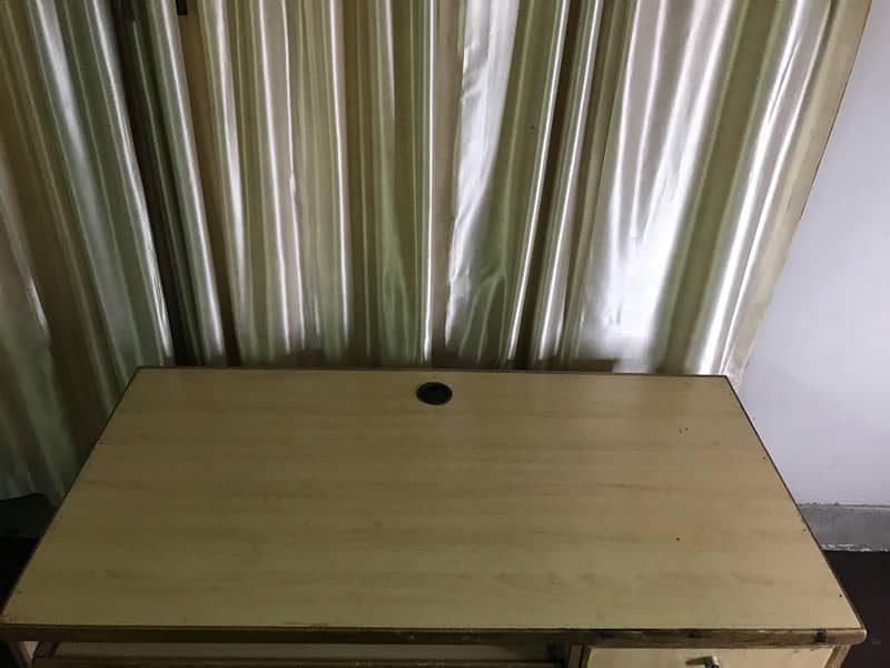 computer table fresh condition 1