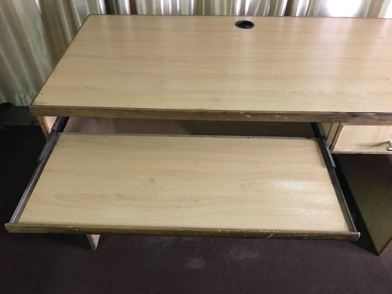 computer table fresh condition 2