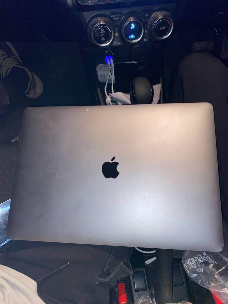 MacBook pro 19 2
