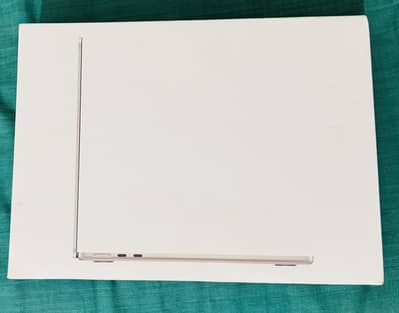 Apple MacBook Air M4 / 13 inch / 16 GB RAM / 256GB storage / Starlight